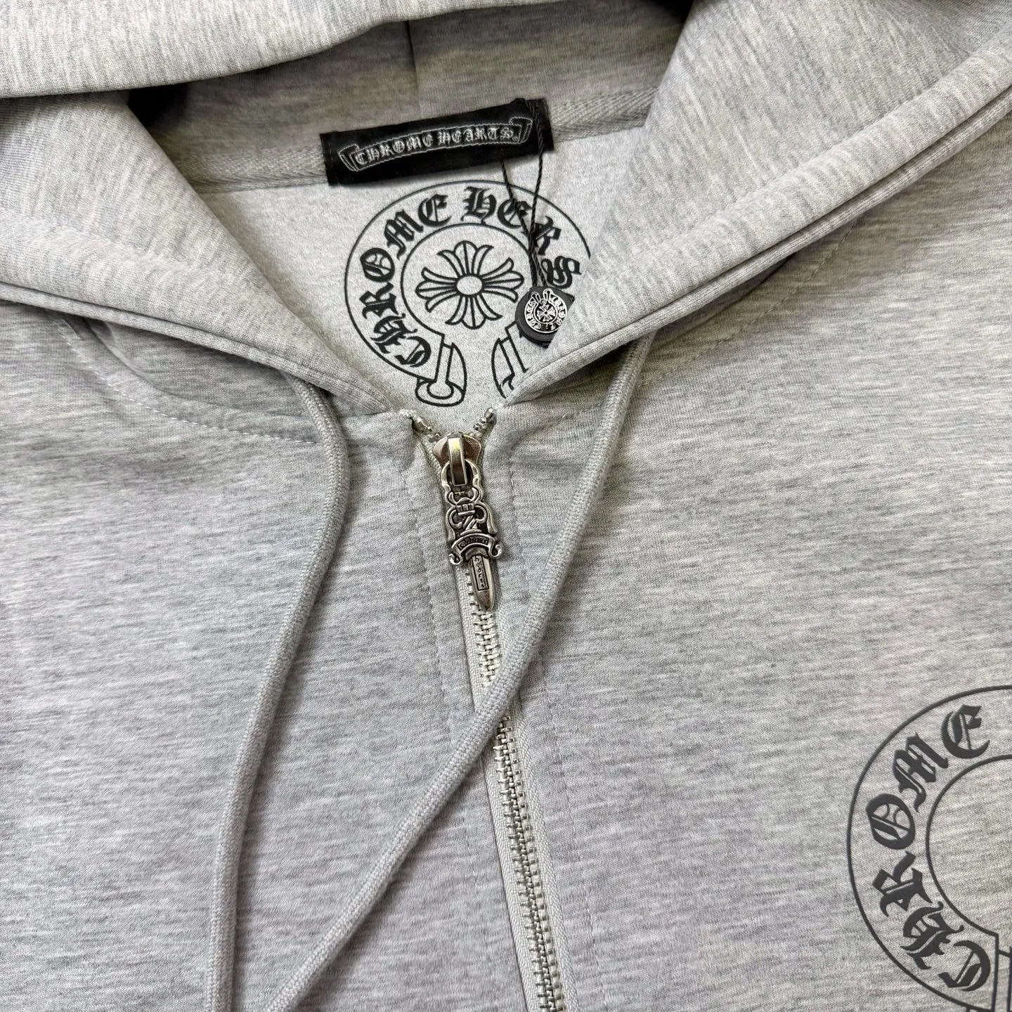 P320 ChromeHearts Miami limited edition horseshoe hooded sweatshirt, the same style as ChromeHearts counters. Made of custom air cotton fabric. Original customization. Details are restored in place. Very textured on the handle. Three-dimensional and atmospheric. Versatile and easy to wear in autumn. Simple and elegant. Adopting os version. The upper body effect is great. Suitable for all body types. Soft and comfortable. CH letter offset printing on the front ➕ Horseshoe Sanskrit offset printing on the back. Small markings on the hem. Machine washable. Does not fade or deform. Complete accessories. Original mold opening. Perfectly restored zp 2:1, same style for men and women, versatile and not picky, size s m l xl color gray